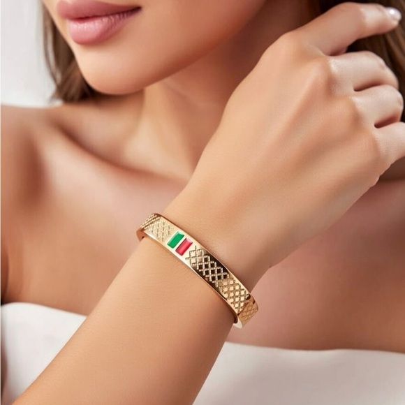 Jewelry - Stainless Steel Gold Bangle 🆕